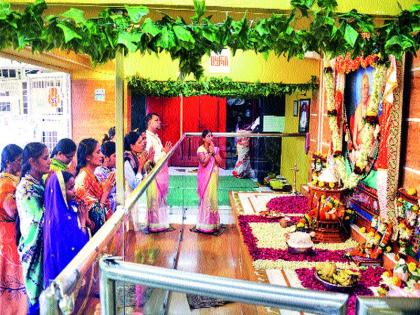 The crowd gathered in Swami Samarth temples | स्वामी समर्थ मंदिरांमध्ये दर्शनासाठी गर्दी