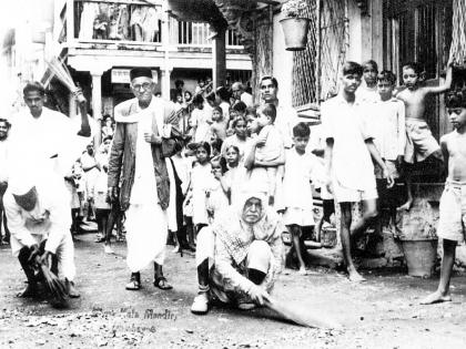 मुंबई येथील सामाजिक कार्यकर्ते आनंद हरी गढे यांच्यावतीने झुणका भाकर महाप्रसादाचे आयोजन करण्यात आले होते. त्यावेळी बाबांनी हातात झाडू तेथील परिसर स्वच्छ केला तो क्षण मुंबई येथील सामाजिक कार्यकर्ते आनंद हरी गढे यांच्यावतीने झुणका भाकर महाप्रसादाचे आयोजन करण्यात आले होते. त्यावेळी बाबांनी हातात झाडू तेथील परिसर स्वच्छ केला तो क्षण