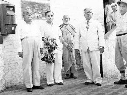 नाशिक धर्मशाळेत विश्वस्तांशी चर्चा करताना संत गाडगेबाबा नाशिक धर्मशाळेत विश्वस्तांशी चर्चा करताना संत गाडगेबाबा