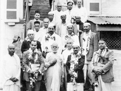 नाशिक धर्मशाळेत बाबांचा सत्कार करण्यात आला तो क्षण नाशिक धर्मशाळेत बाबांचा सत्कार करण्यात आला तो क्षण