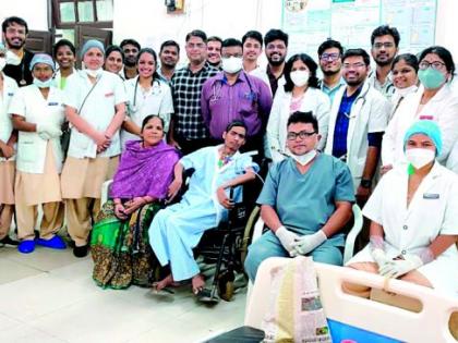 A young man who was kept on a ventilator for 107 days overcame his illness; The doctor made a bet | तब्बल १०७ दिवस व्हेंटिलेटरवर ठेवलेल्या युवकाने केली आजारावर मात; डॉक्टरांनी केले शर्थीचे प्रयत्न