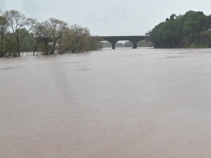 Panchganga overflows due to continuous rain in Kolhapur district; 53 dams under water, traffic disrupted | कोल्हापूर जिल्ह्यात संततधार पावसामुळे पंचगंगा पात्राबाहेर; ५८ बंधारे पाण्याखाली, वाहतूक विस्कळीत