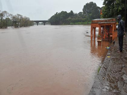 As soon as the Panchgange level rises to 36 feet in Kolhapur, the citizens of the flood zone will be relocated, the system is ready | कोल्हापुरात पंचगंगेची पातळी ३६ फुटांवर जाताच पूरक्षेत्रातील नागरिकांचे स्थलांतर करणार, यंत्रणा सज्ज