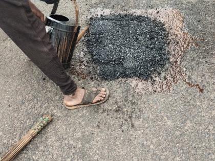 Excavation of patchwork on potholes on national highways | राष्ट्रीय महामार्गावरच्या खड्ड्यांवर पॅचवर्कचा उतारा