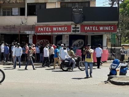 Coronavirus, Lockdown News: The rush to buy alcohol; Long queues in front of shops! | Coronavirus, Lockdown News: मद्य खरेदीसाठी झुंबड; तळीरामांची दुकानांसमोर लांब रांगा!