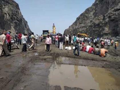 After the blast, a large rock fell down the hill and killed the laborer on the spot | समृद्धी महामार्गाच्या कामादरम्यान ब्लास्टनंतर डोंगरावरून मोठा दगड खाली पडल्याने मजूर जागीच ठार