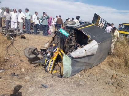 Two people seriously injured in a triple road crash on the road | तोंडापूर रस्त्यावर तिहेरी अपघातात दोन जण गंभीर जखमी