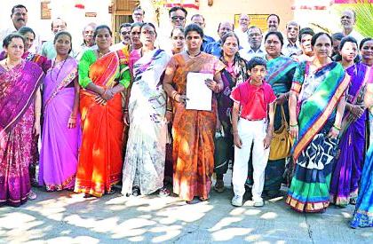 Women aggressor against the country's liquor shops | देशी दारू दुकानाविरोधात महिला आक्रमक