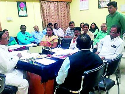 Speaker of the Taluka health complex raked up | तालुका आरोग्य अधिकाऱ्यांना सभापतींनी खडसावले