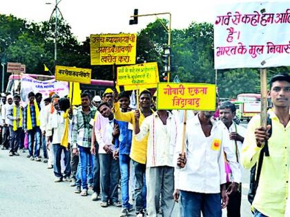 Tribal people attacked Gowari brothers on duty | आदिवासी गोवारी बांधवांची जिल्हा कचेरीवर धडक