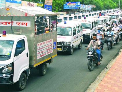 Corona kills ambulance driver, siren blows a unique tribute | २० अॅम्ब्युलन्सचा सायरन वाजवून दिली सहकाऱ्याला अनोखी श्रद्धांजली... Corona kills ambulance driver, siren blows a unique tribute | २० अॅम्ब्युलन्सचा सायरन वाजवून दिली सहकाऱ्याला अनोखी श्रद्धांजली...
