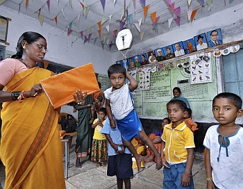 Encouragement letter by the Government to the Anganwadi workers who have not participated in the agitation | आंदोलनात भाग न घेतलेल्या अंगणवाडी कर्मचाºयांना सरकारकडून प्रोत्साहन पत्र