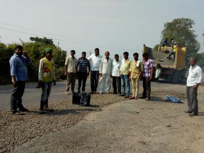 The pits on the venturous-light highway begin to extinguish | विंचूर-प्रकाशा महामार्गावरील खड्डे बुजविण्यास प्रारंभ