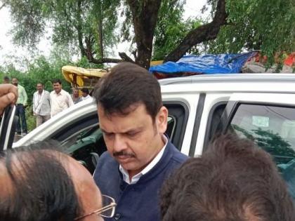 The Deputy Chief Minister arrived in flooded village; Wet drought inflammation | चिखलात माखलेल्या चिखलापारमध्ये पोहचले उपमुख्यमंत्री; ओल्या दुष्काळाचा दाह 