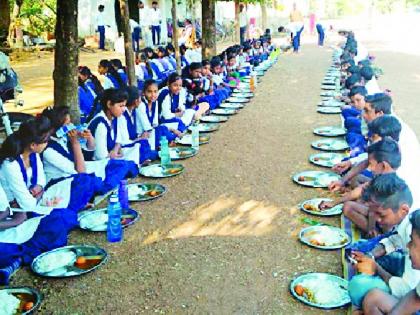 अत्यल्प मानधनावर राबतात स्वयंपाकी महिला