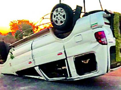 Twelve injured in Tweera | तवेरा उलटून ११ जण जखमी Twelve injured in Tweera | तवेरा उलटून ११ जण जखमी