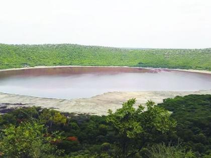 The color of the water in Lonar Lake is still there | लोणार सरोवरातील पाण्याचा रंग अद्यापही कायम