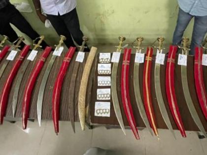 11 swords seized in Nandura | नांदुरा शहरात ११ तलवारी जप्त