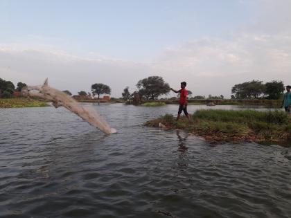 Godavari river is a lifeline for fishermen | मच्छीमारांसाठी गोदावरीनदी जीवनदायी