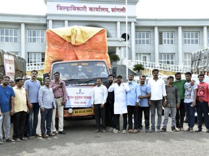 Distribution of livestock and fodder for livestock in flood affected areas |  पूरग्रस्त भागातील पशुधनासाठी पशुखाद्य व चारा वितरीत