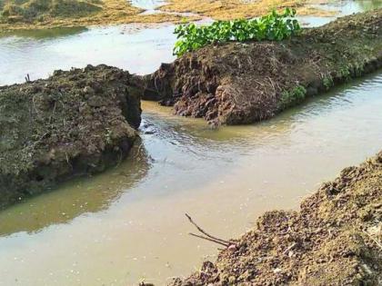 In four months, the pavilion of the pond was broken | चार महिन्यातच तलावाच्या नहराला भगदाड