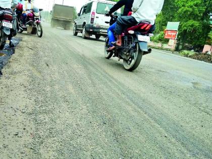 Thin ballast on the road to Chandrapur | चंद्रपुरातील रस्त्यावर बारीक गिट्टी