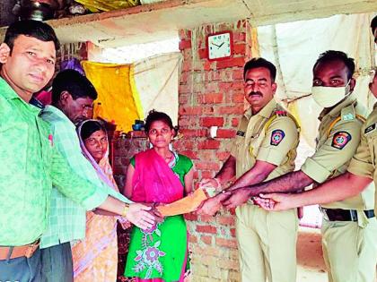 The humanity in khaki deepened before her anguish | तिच्या व्यथांपुढे खाकीतील माणुसकी गहिवरली The humanity in khaki deepened before her anguish | तिच्या व्यथांपुढे खाकीतील माणुसकी गहिवरली