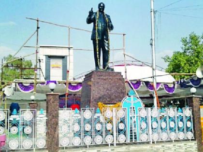 Dr. Babasaheb Ambedkar's statue fetched fifty | डॉ. बाबासाहेब आंबेडकरांच्या पुतळ्याला झाले अर्धशतक