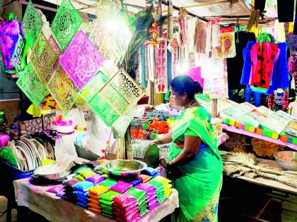 The market was decorated with Diwali materials | दिवाळीच्या साहित्याने बाजारपेठ सजली