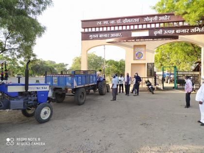 Auction token system closed in Deola Bazar Samiti | देवळा बाजार समितीत लिलावाची टोकन पद्धत बंद