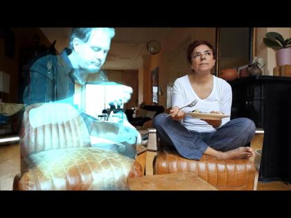 Women marrying AI created hologram Spanish artist Alicia Framis | पुरूषासोबत नाहीतर एका होलोग्रामसोबत लग्न करणार ही महिला!