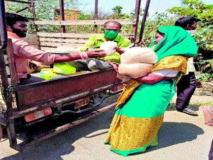 Food for hard working families from school friends | १०१ कष्टकरी कुटुंबांना शाळकरी मित्रांकडून अन्नधान्य