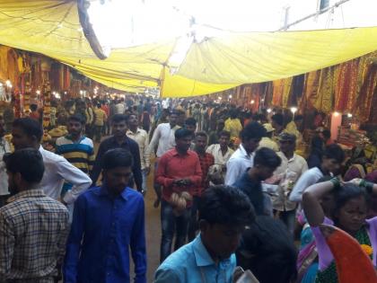 On the fort, devotees' flags are kept on the fort | गडावर भाविकांचा ओघ कायम