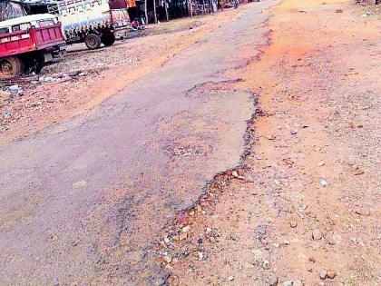 The plight of Etapally's main road | एटापल्लीच्या मुख्य रस्त्याची दुर्दशा