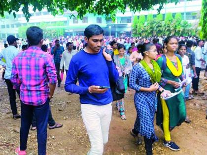 The main streets of Gadchirali town were flooded by the youth recruited by the Paelis | पाेलीस भरतीच्या युवकांनी फुलले गडचिराेली शहरातील मुख्य रस्ते The main streets of Gadchirali town were flooded by the youth recruited by the Paelis | पाेलीस भरतीच्या युवकांनी फुलले गडचिराेली शहरातील मुख्य रस्ते