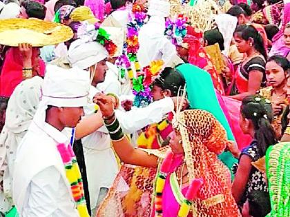 52 couples married in the dustbin | धमदीटोलात ५२ जोडपी विवाहबद्ध