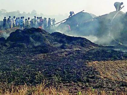 Chikhli and corrugated chunks of coral fire | चिखली व कोरेगावातील धानाच्या पुंजण्यांना आग