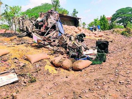 Two trucks collided head-on, killing the driver on the spot | दोन ट्रकची समाेरासमाेर धडक, धानोऱ्यातील चालक जागीच ठार