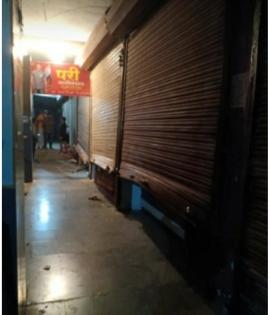 Attempt to break the shutters of four shops in Ghoti | घोटीत चार दुकानांचे शटर तोडून चोरीचा प्रयत्न