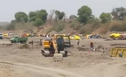 The sand excavation started, the administration ignored ... | वाळू उत्खनन जोरात सुरू, प्रशासनाचे दुर्लक्ष...