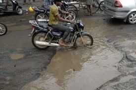 View of the roads in Yeola city | येवला शहरातील रस्त्यांची दूदर्शा