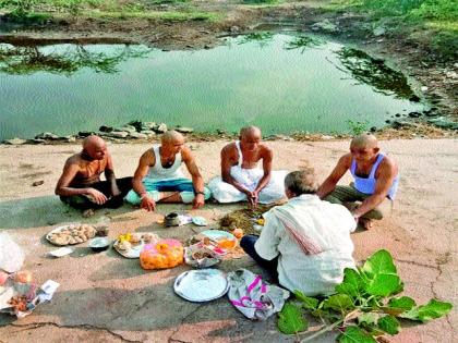 The young men performed the ritual of the monkey | तरु णांनी केला वानराचा दशक्रि या विधी