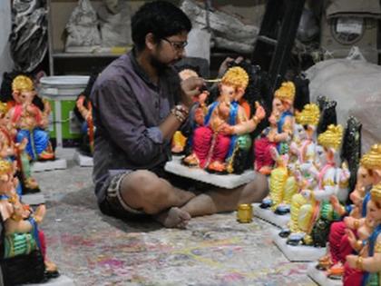 Don't rush to buy idols | मूर्ती खरेदीसाठी गर्दी करू नका Don't rush to buy idols | मूर्ती खरेदीसाठी गर्दी करू नका