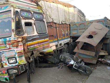 Dumps of truck and motorcycle collided with rod breaks | रॉड तुटल्याने ट्रकची डंपर व मोटारसायकलींना धडक Dumps of truck and motorcycle collided with rod breaks | रॉड तुटल्याने ट्रकची डंपर व मोटारसायकलींना धडक