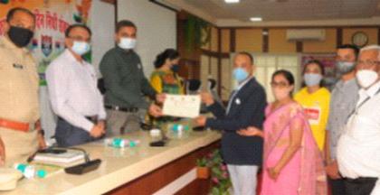 One lakh fund from Toranmal Ashrashala for Flag Day fund | ध्वजदिन निधीला तोरणमाळ आश्रशाळेतर्फे एक लाखाचा निधी