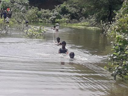 Citizens of Pawar habitat make daily life-threatening trips through the water | पवार वस्तीतील नागरीक करतात पाण्यातुन रोज जीवघेणा प्रवास