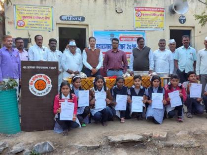  Home delivery of certificates to students in clipping | कातरणीत विद्यार्थ्यांना दाखल्यांचे घरपोच वितरण