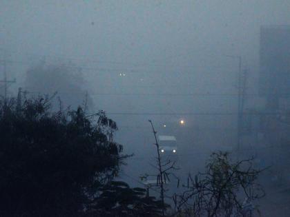 Parbhani: Parbhani roads in dense fog disappeared | परभणी : दाट धुक्यांत परभणीतील रस्ते झाले गायब