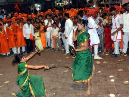 Presentation of folk art performed by the youth in Parbhani | परभणी येथे मिरवणुकीत युवकांनी केले लोककलांचे सादरीकरण