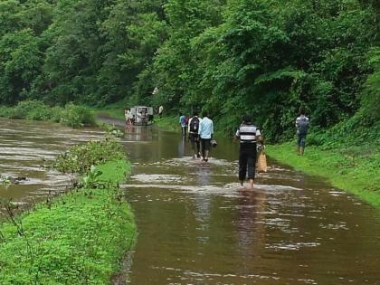 Merchants' trash, Verli Kond, Mukchundi river bank | व्यापाऱ्यांचा कचरा वेरवली कोंड, मुचकुंदी नदीपात्रात